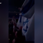 Francoforte, dimostrante sventola bandiera Israele sul palco di Roger Waters
