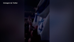 Francoforte, dimostrante sventola bandiera Israele sul palco di Roger Waters