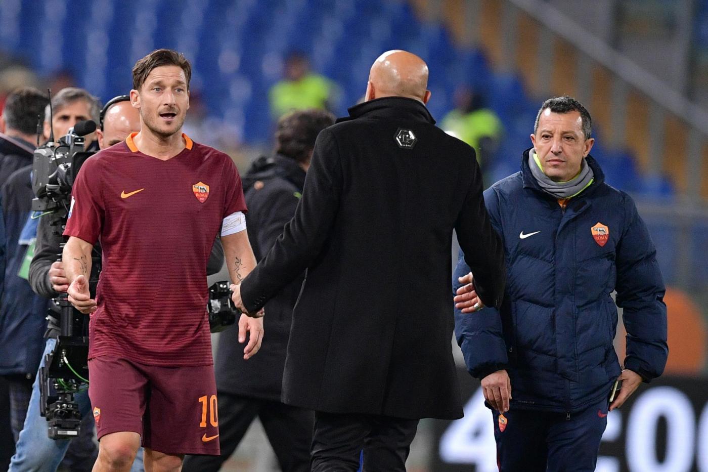Tv, Fiorello celebra ‘pace’ Totti-Spalletti Tv, Fiorello celebra ‘pace’ Totti-Spalletti