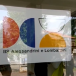 Abbiategrasso, prof aggredita da studente: le immagini fuori dalla scuola