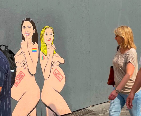 Milano, riappare murale con Meloni e Schlein incinte