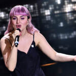 Insulti social ad Arisa, la cantante rinuncia al Pride dopo parole su Meloni