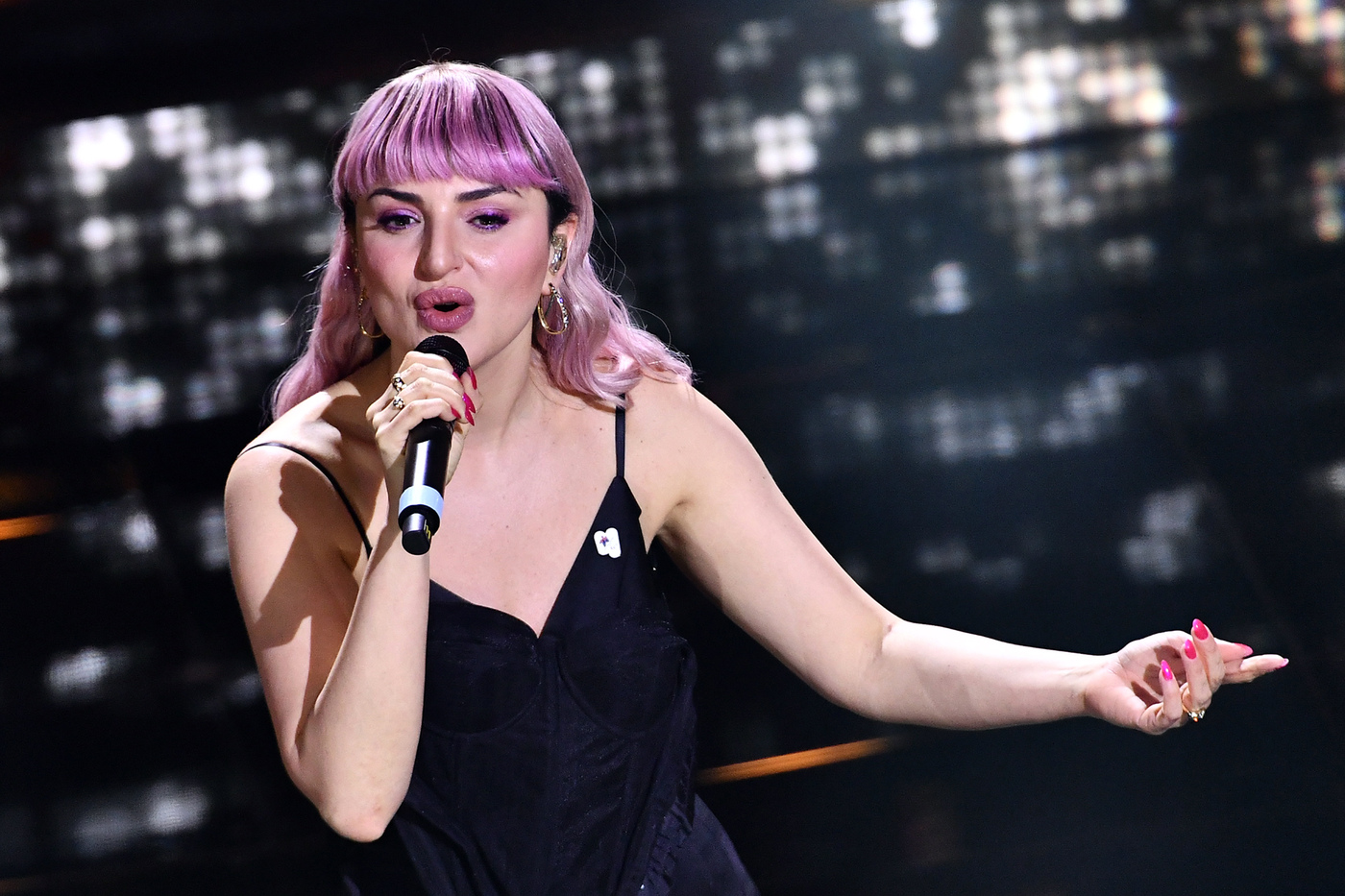 Insulti social ad Arisa, la cantante rinuncia al Pride dopo parole su Meloni