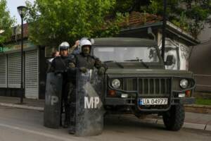Kosovo - scontri tra Kfor e manifestanti serbi a Zvecan, 41 militari feriti, tra cui 11 italiani