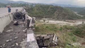 India, bus precipita da un ponte: 10 morti e 55 feriti