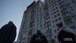 Ucraina, bombe su un condominio a Kiev: le immagini del disastro