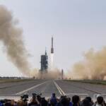 Cina, tre astronauti nello spazio: Pechino punta alla Luna