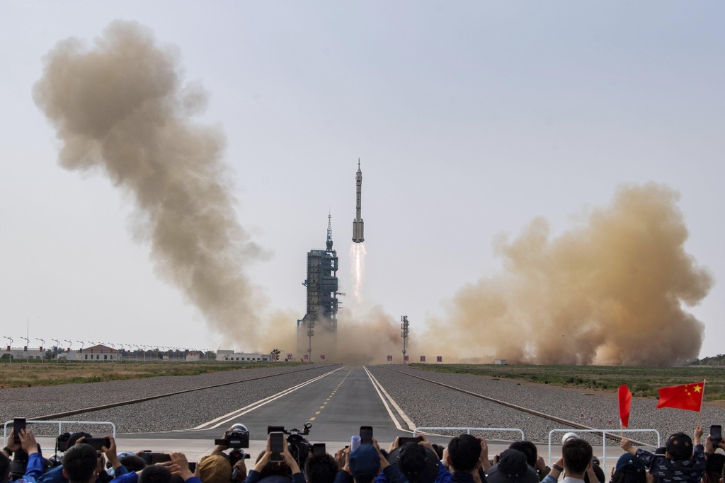 Cina, tre astronauti nello spazio: Pechino punta alla Luna