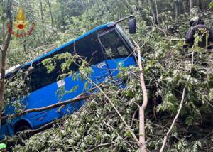 Massa Carrara, pullman fuori strada: gravi due sedicenni