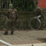 Kosovo, soldati Nato erigono barriere di filo spinato