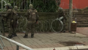 Kosovo, soldati Nato erigono barriere di filo spinato