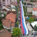 Proteste in Kosovo, una mega bandiera della Serbia copre le strade di Zvecan