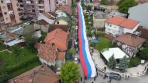 Proteste in Kosovo, una mega bandiera della Serbia copre le strade di Zvecan