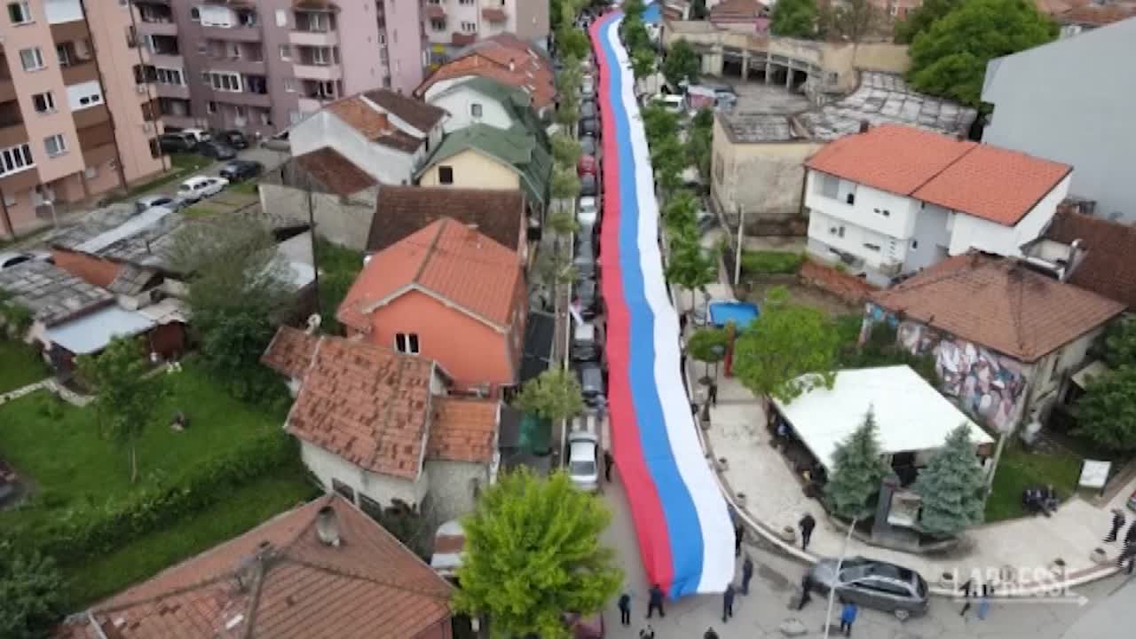 Proteste in Kosovo, una mega bandiera della Serbia copre le strade di ...