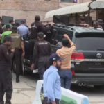 Pakistan, l’ex primo ministro Khan arriva in tribunale