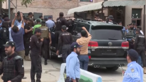 Pakistan, l’ex primo ministro Khan arriva in tribunale