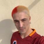 Finale Europa League, Damiano dei Maneskin si tinge i capelli di giallorosso per Roma-Siviglia