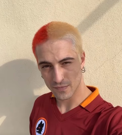 Finale Europa League, Damiano dei Maneskin si tinge i capelli di giallorosso per Roma-Siviglia