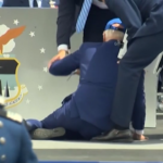 Usa, Biden inciampa e cade a cerimonia ma si rialza