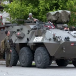 Kosovo, i militari della Kfor per le strade di Zvecan