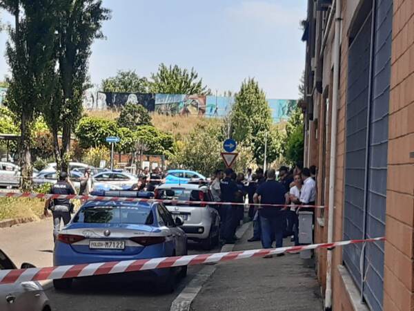 Roma, donna uccisa in androne palazzo a San Basilio