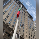 2 giugno, l’alzabandiera col sindaco di New York Adams