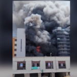 Incendio palazzo a Colli Aniene: denso fumo nero