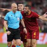 Europa League, l’arbitro Taylor spintonato e insultato all’aeroporto di Budapest