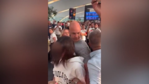 Europa League, arbitro Taylor spintonato in aeroporto da tifosi Roma: la figlia in lacrime