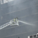 Incendio a Colli Aniene, decine di persone in strada a Roma