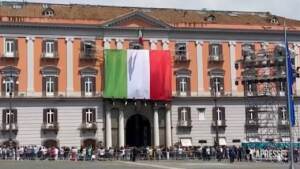 2 Giugno, enorme tricolore in Piazza del Plebiscito a Napoli