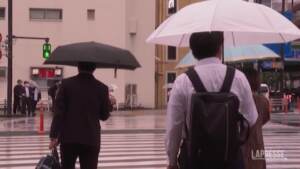 Giappone sferzato dalla tempesta Mawar