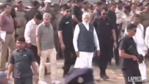 India, il premier Modi sul luogo dell’incidente ferroviario