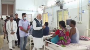 India, scontro tra treni: il premier Modi visita i feriti