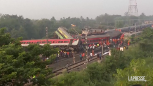India, scontro tra due treni: oltre 280 morti