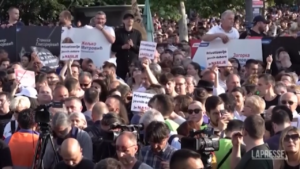 Serbia, in migliaia protestano contro il governo dopo le sparatorie di massa