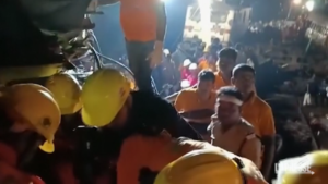 India, scontro tra due treni: soccorritori al lavoro