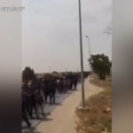 Libia, migliaia di migranti attraversano a piedi il confine con l’Egitto