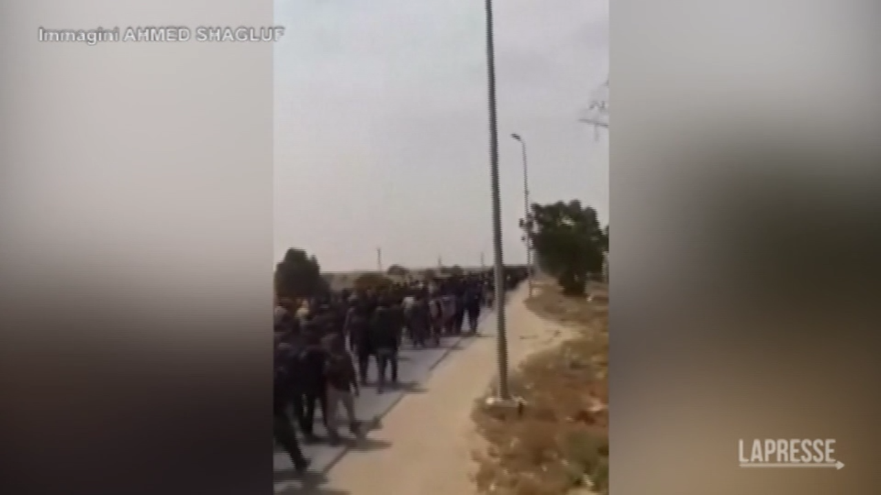 Libia, migliaia di migranti attraversano a piedi il confine con l