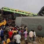 India, scontro tra due treni: centinaia di morti