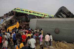 India, scontro tra due treni: centinaia di morti