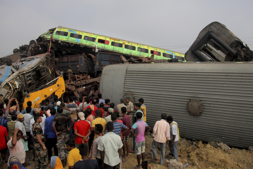 India, scontro tra due treni: centinaia di morti India, scontro tra due treni: centinaia di morti