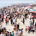 Gaza, spiagge affollate per sfuggire alle alte temperature