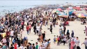 Gaza, spiagge affollate per sfuggire alle alte temperature