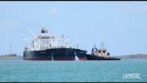 Egitto, nave cisterna in avaria blocca canale Suez
