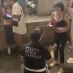 Roma, fa il bagno nella Fontana di Trevi poi aggredisce vigili