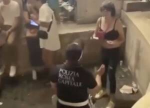 Roma, fa il bagno nella Fontana di Trevi poi aggredisce vigili