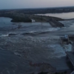 Ucraina, distrutta diga vicino a Kherson: le immagini dall’alto