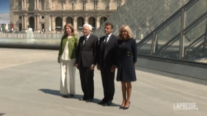 Mattarella e Macron inaugurano la mostra ‘Napoli a Parigi’ al Louvre