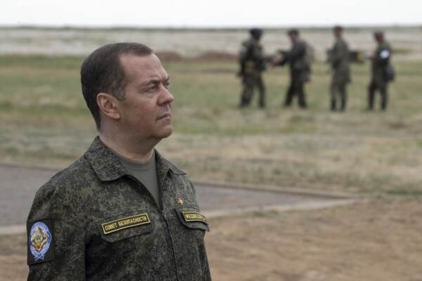 Russia, Dmitry Medvedev visita campo di addestramento militare a Prudboy